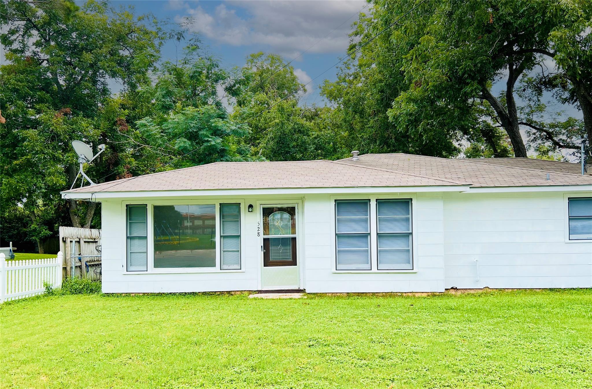 528 E Milam Street La Grange TX 78945