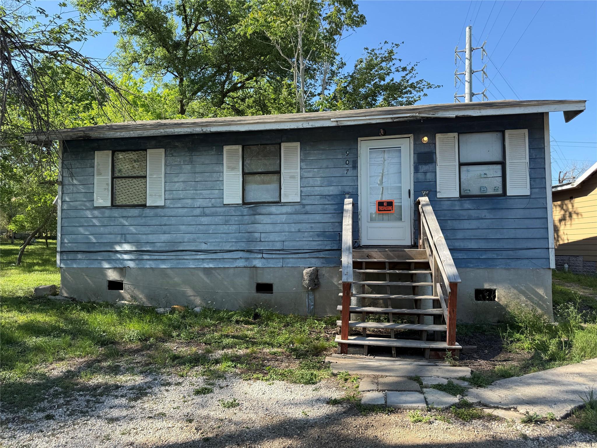 907 E Market Street Lockhart TX 78644