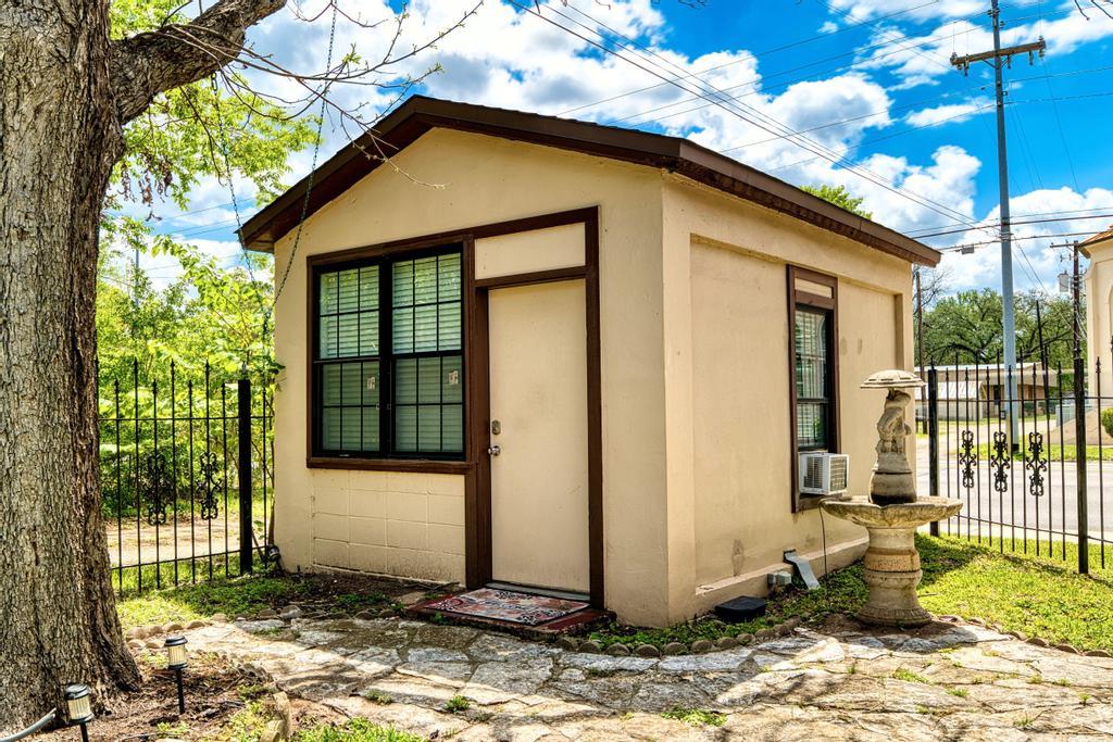 300 Mills Street Smithville TX 78957