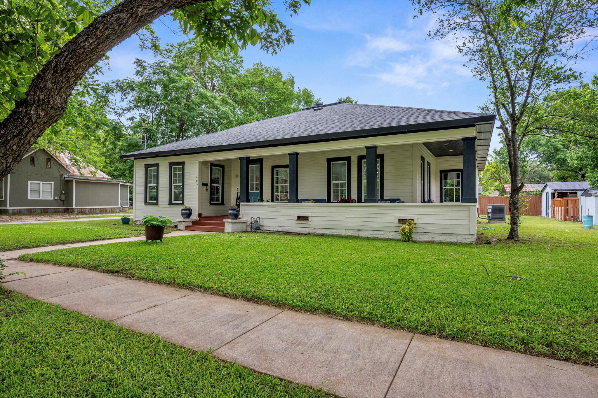 602 E 6th Street Cameron TX 76520