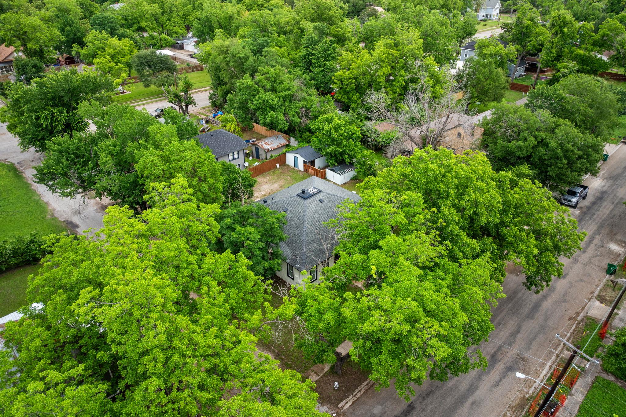 602 E 6th Street Cameron TX 76520