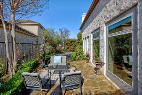 4 Hightrail Way The Hills TX 78738