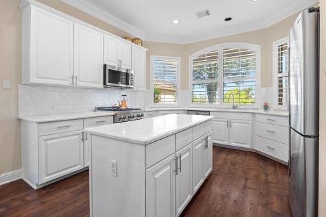 4 Hightrail Way The Hills TX 78738