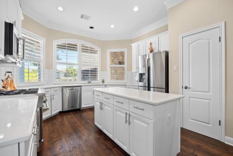 4 Hightrail Way The Hills TX 78738