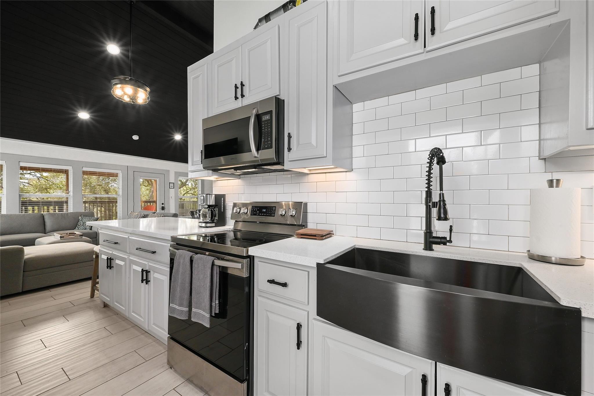 2903 Oak Ridge Drive Spicewood TX 78669