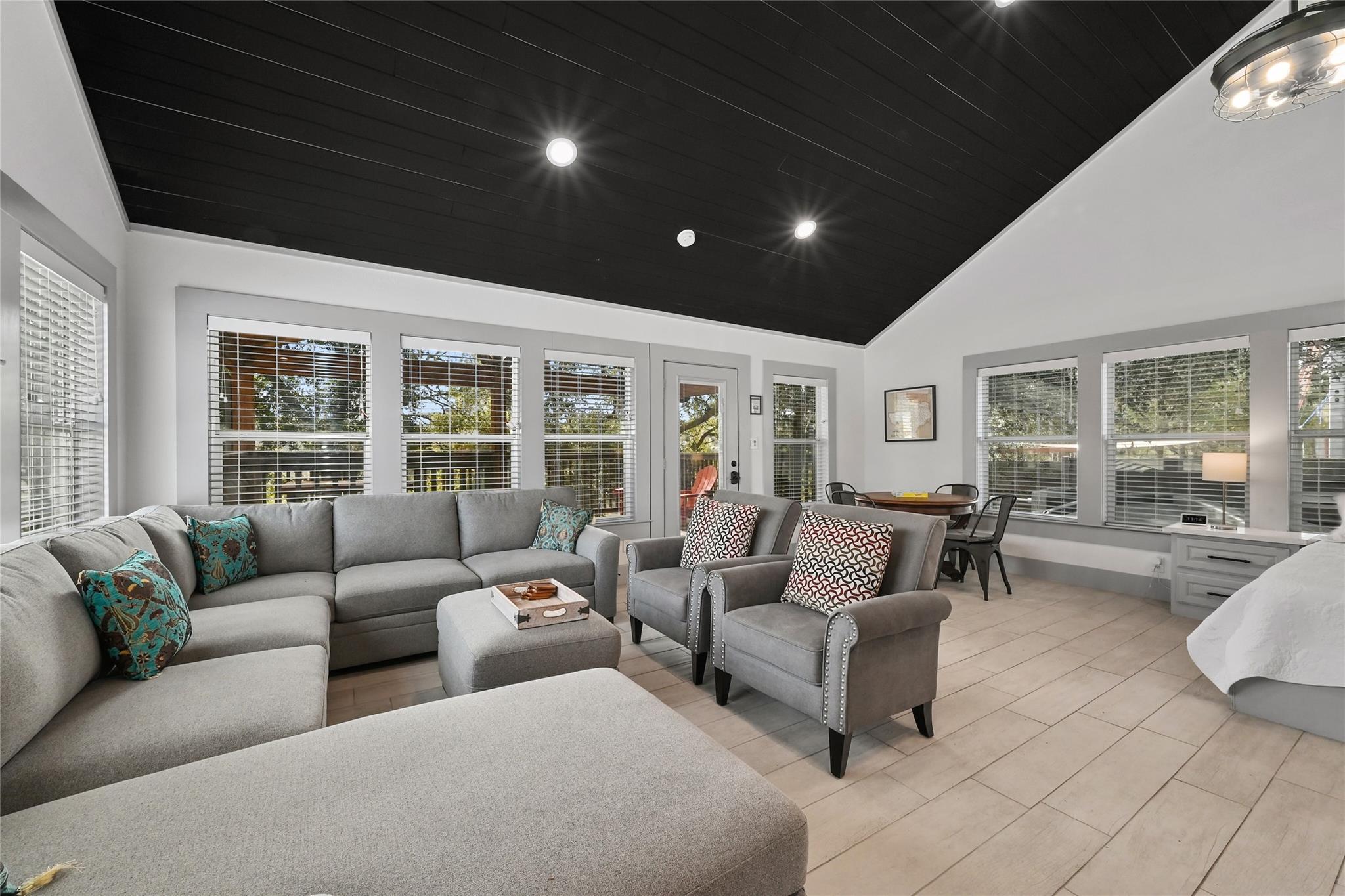 2903 Oak Ridge Drive Spicewood TX 78669