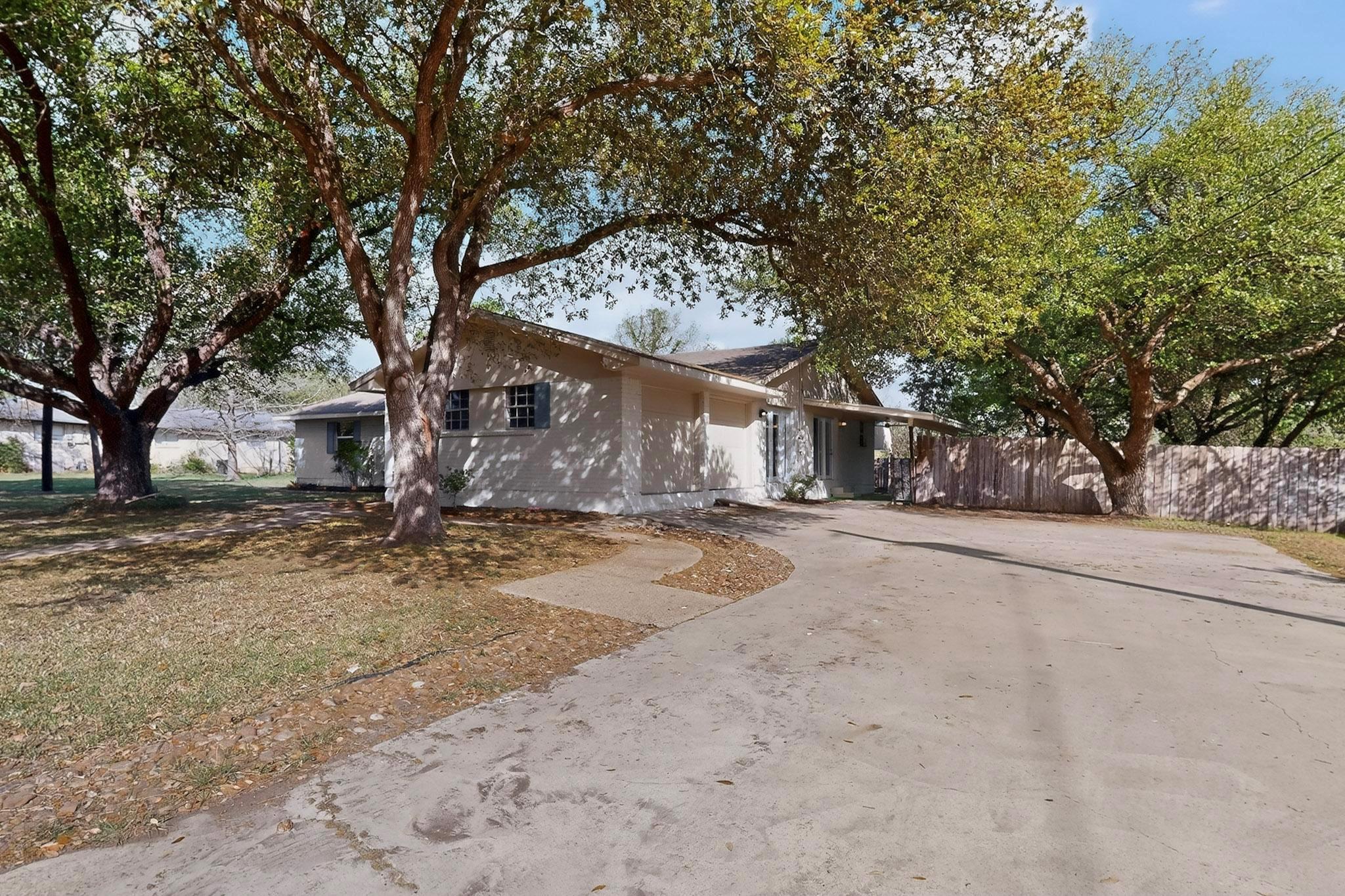 812 George Street Taylor TX 76574