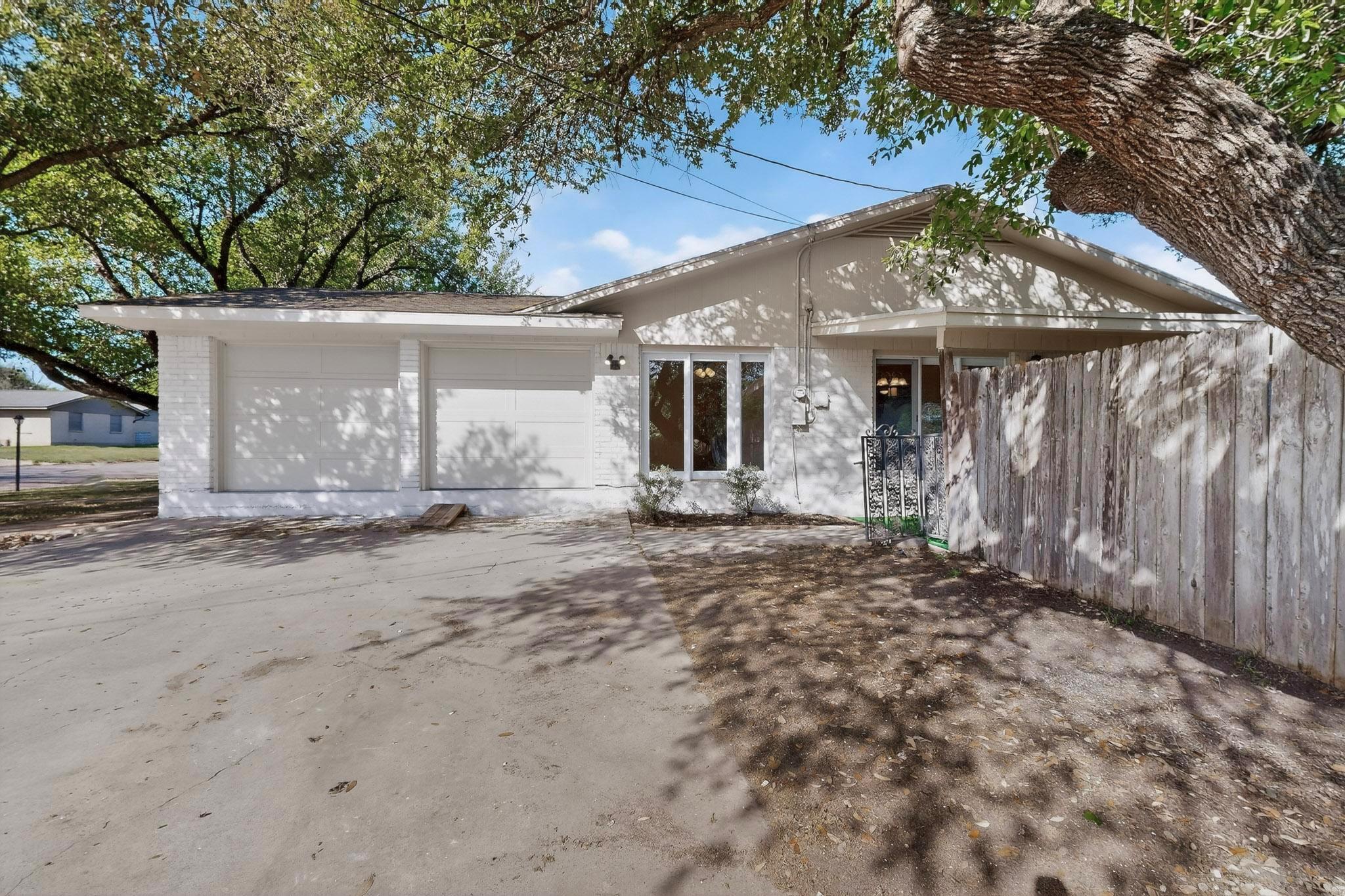 812 George Street Taylor TX 76574