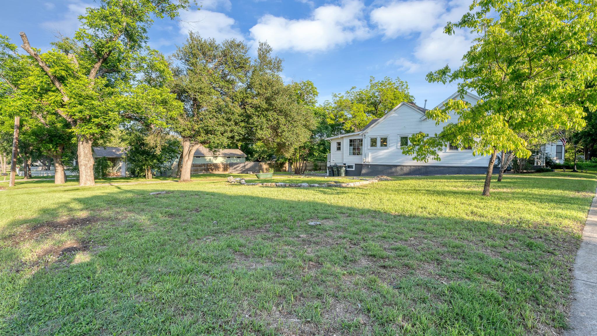 1301 & 1305 S College Street Georgetown TX 78626