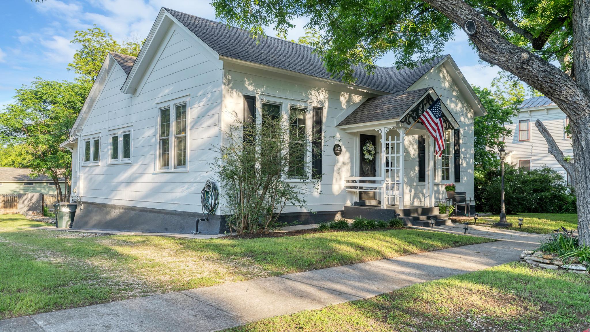 1301 & 1305 S College Street Georgetown TX 78626