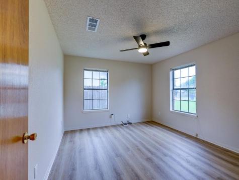 506 West Street Hutto TX 78634
