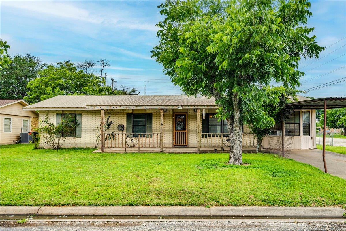 985 N Chambers Street Giddings TX 78942