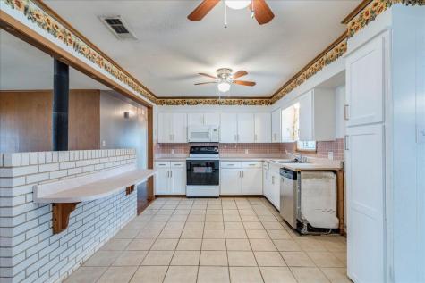 985 N Chambers Street Giddings TX 78942