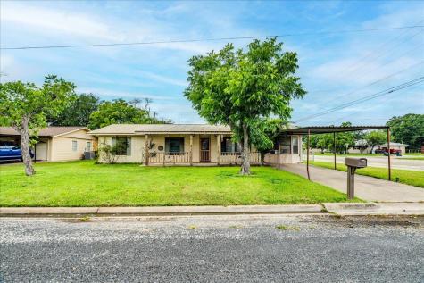 985 N Chambers Street Giddings TX 78942