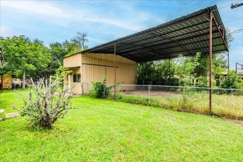 985 N Chambers Street Giddings TX 78942