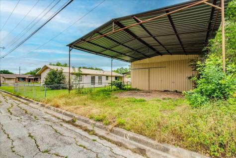 985 N Chambers Street Giddings TX 78942