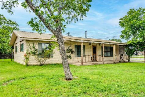 985 N Chambers Street Giddings TX 78942