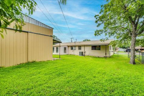 985 N Chambers Street Giddings TX 78942