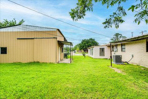 985 N Chambers Street Giddings TX 78942