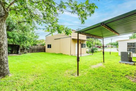 985 N Chambers Street Giddings TX 78942