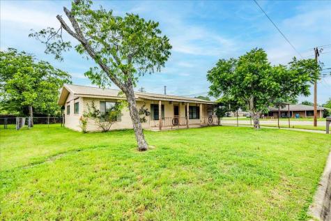 985 N Chambers Street Giddings TX 78942