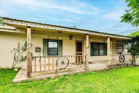 985 N Chambers Street Giddings TX 78942