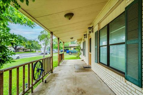 985 N Chambers Street Giddings TX 78942