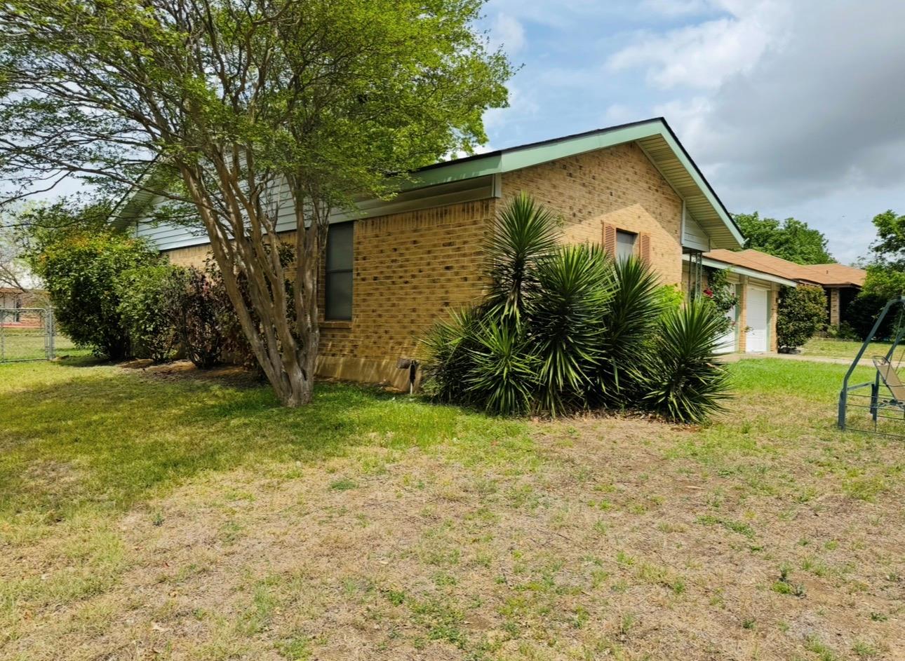 206 Loesch Drive Elgin TX 78621