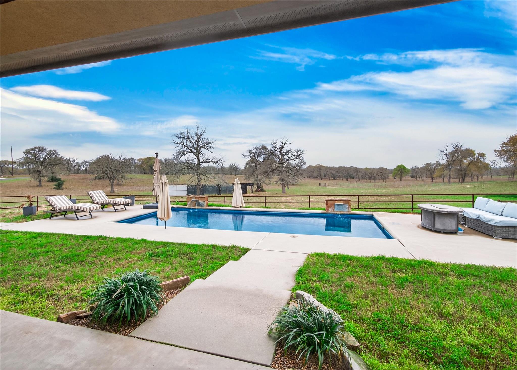 494 Flash Circle Luling TX 78648