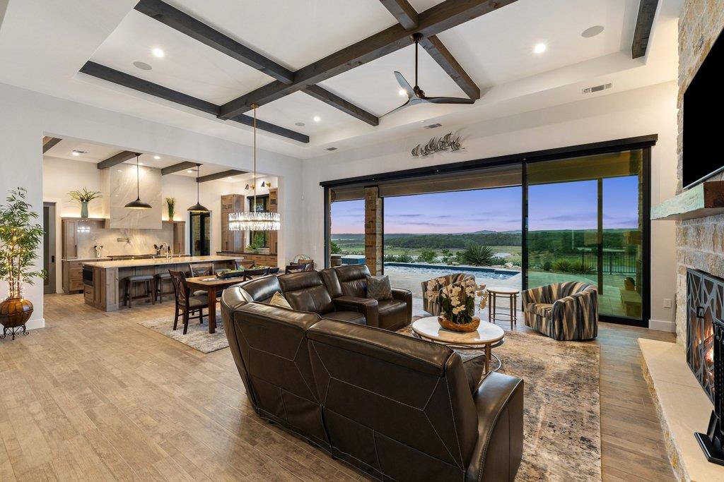 2923 Cliff Point Spicewood TX 78669