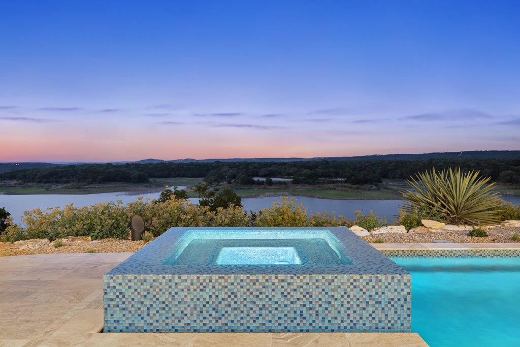 2923 Cliff Point Spicewood TX 78669