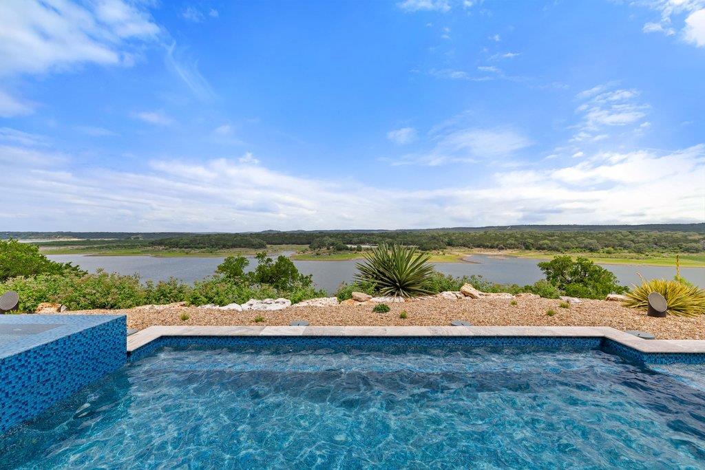 2923 Cliff Point Spicewood TX 78669