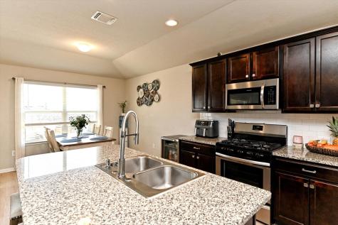 112 Groves Lane Hutto TX 78634