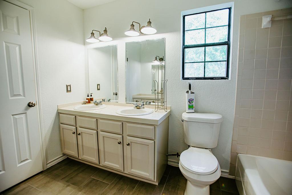 204 E Lakeshore Drive Dripping Springs TX 78620