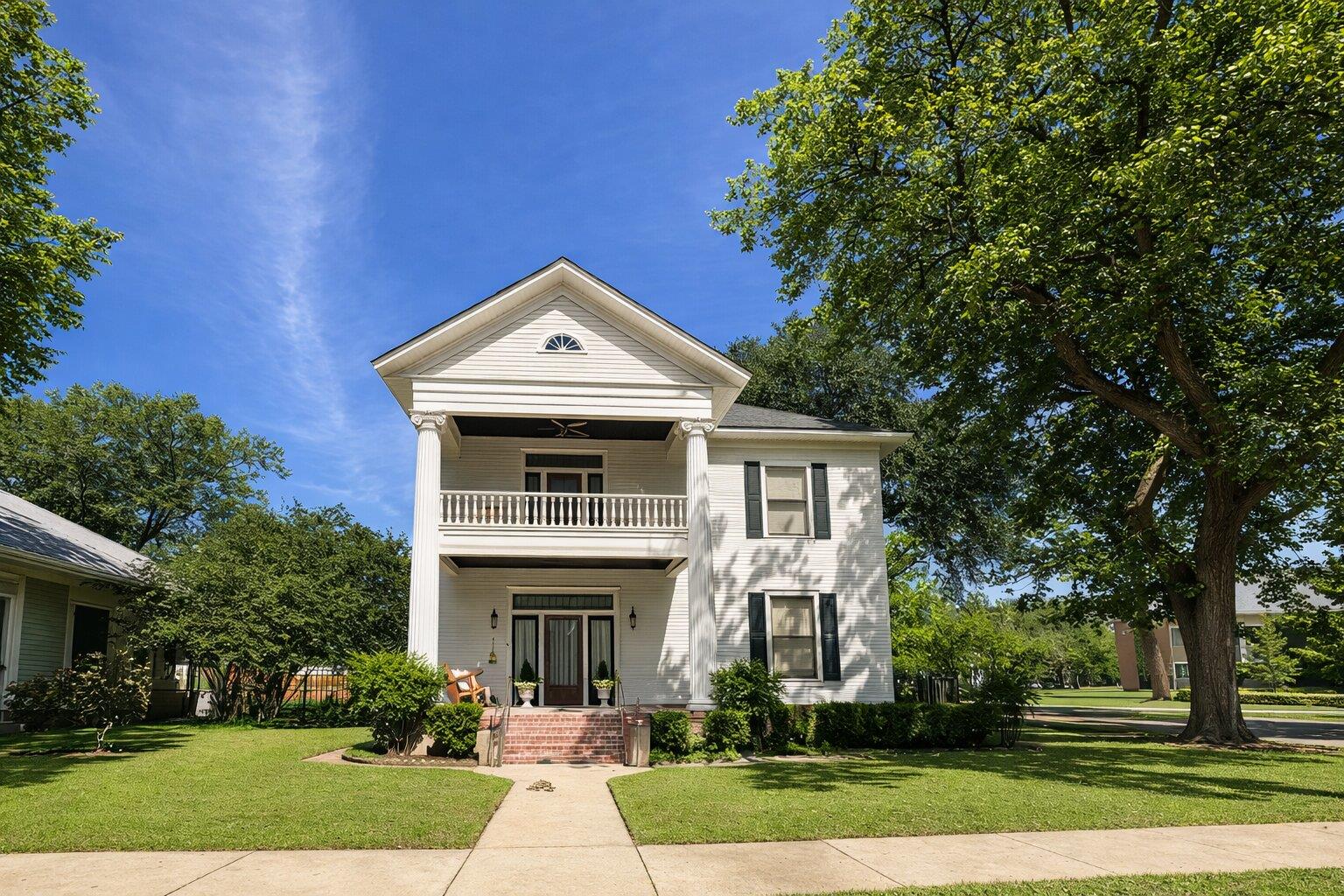 307 Burleson Street Smithville TX 78957