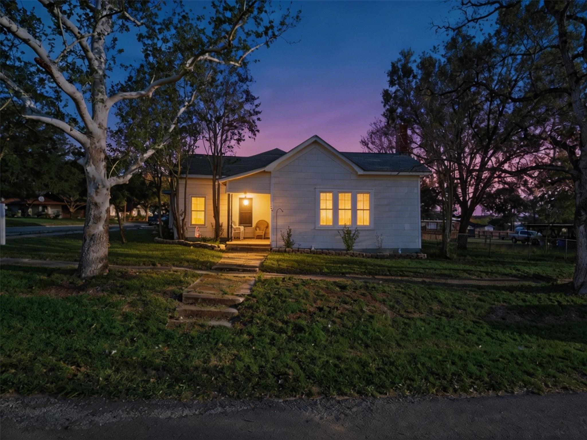 211 E 4th Street Nixon TX 78140