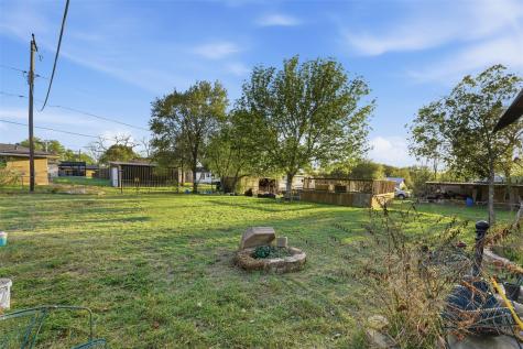 211 E 4th Street Nixon TX 78140