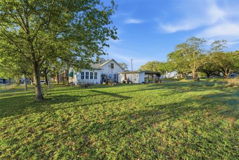 211 E 4th Street Nixon TX 78140