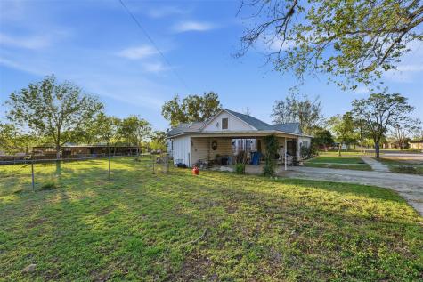 211 E 4th Street Nixon TX 78140