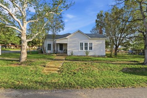 211 E 4th Street Nixon TX 78140