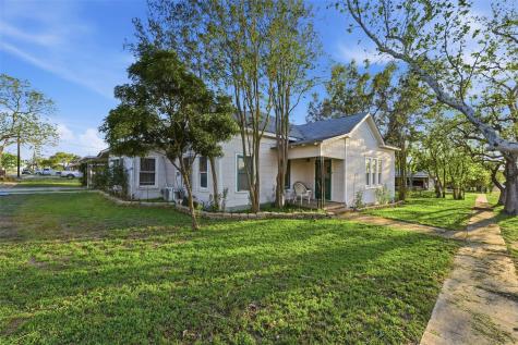 211 E 4th Street Nixon TX 78140