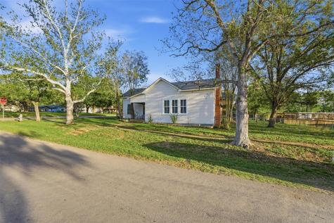 211 E 4th Street Nixon TX 78140