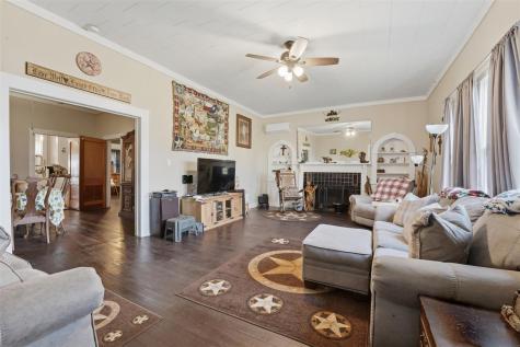 211 E 4th Street Nixon TX 78140