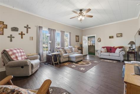 211 E 4th Street Nixon TX 78140