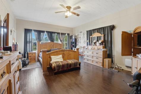 211 E 4th Street Nixon TX 78140