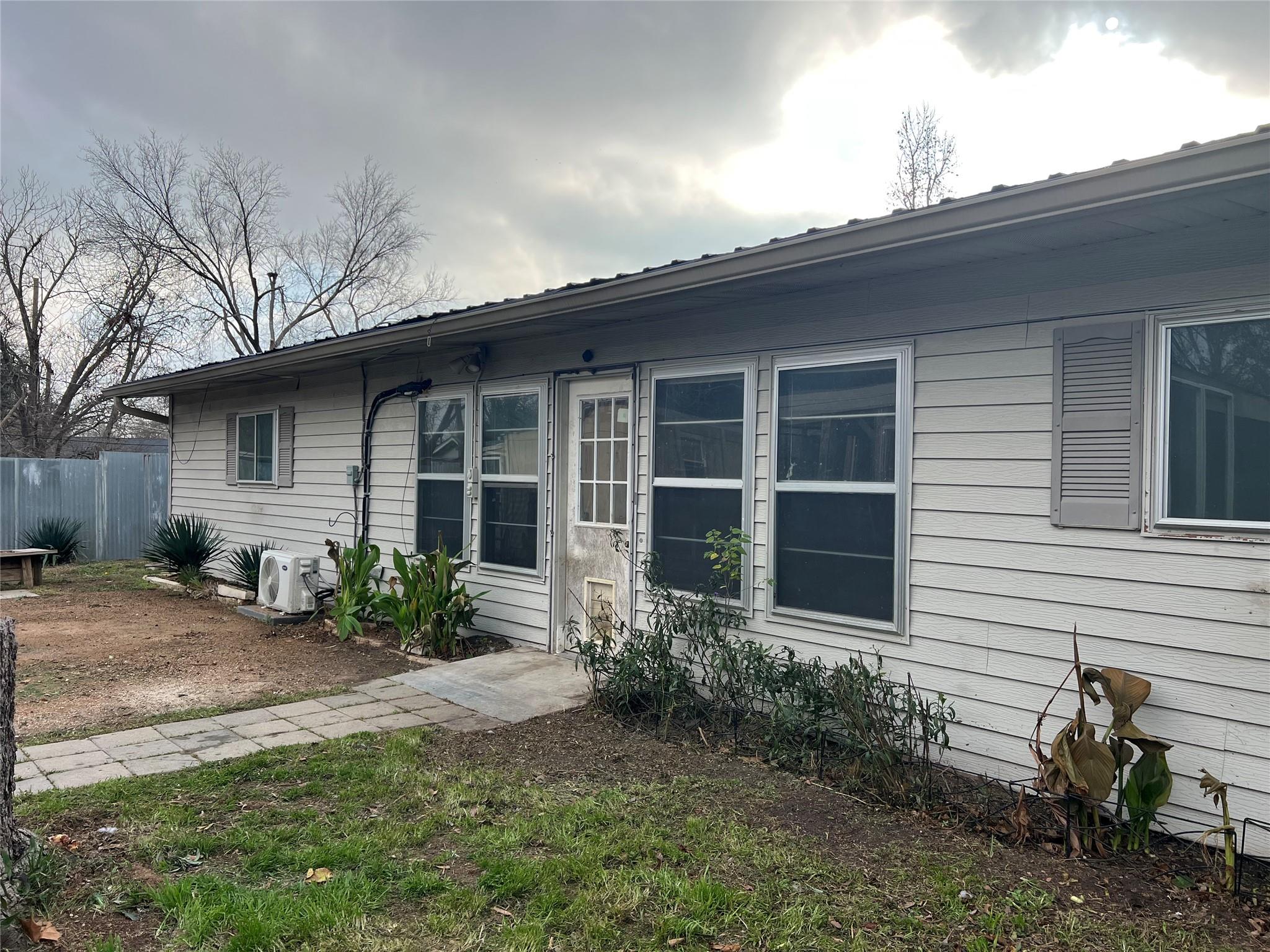 2204 Smith Avenue Taylor TX 76574