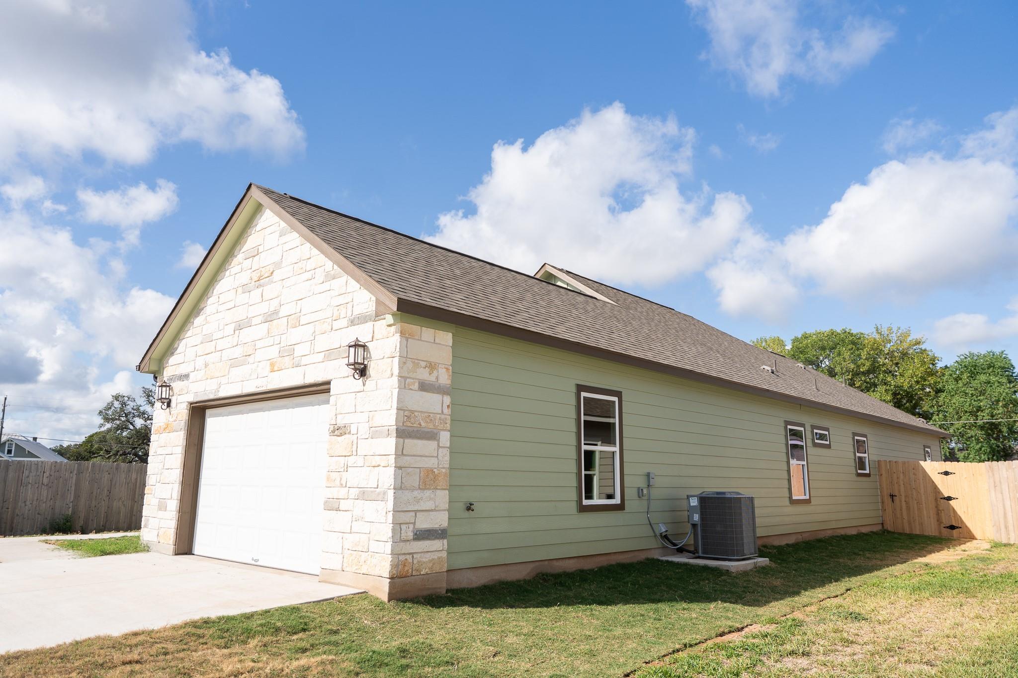 305 String Prairie Way Smithville TX 78957
