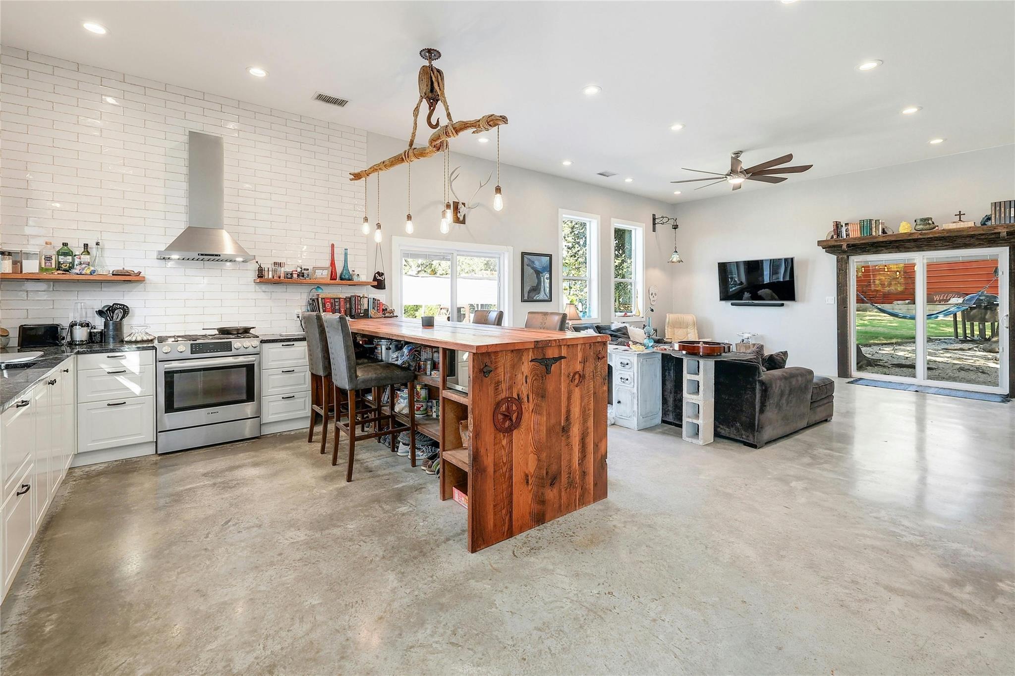 9114 290 W Highway Austin TX 78736