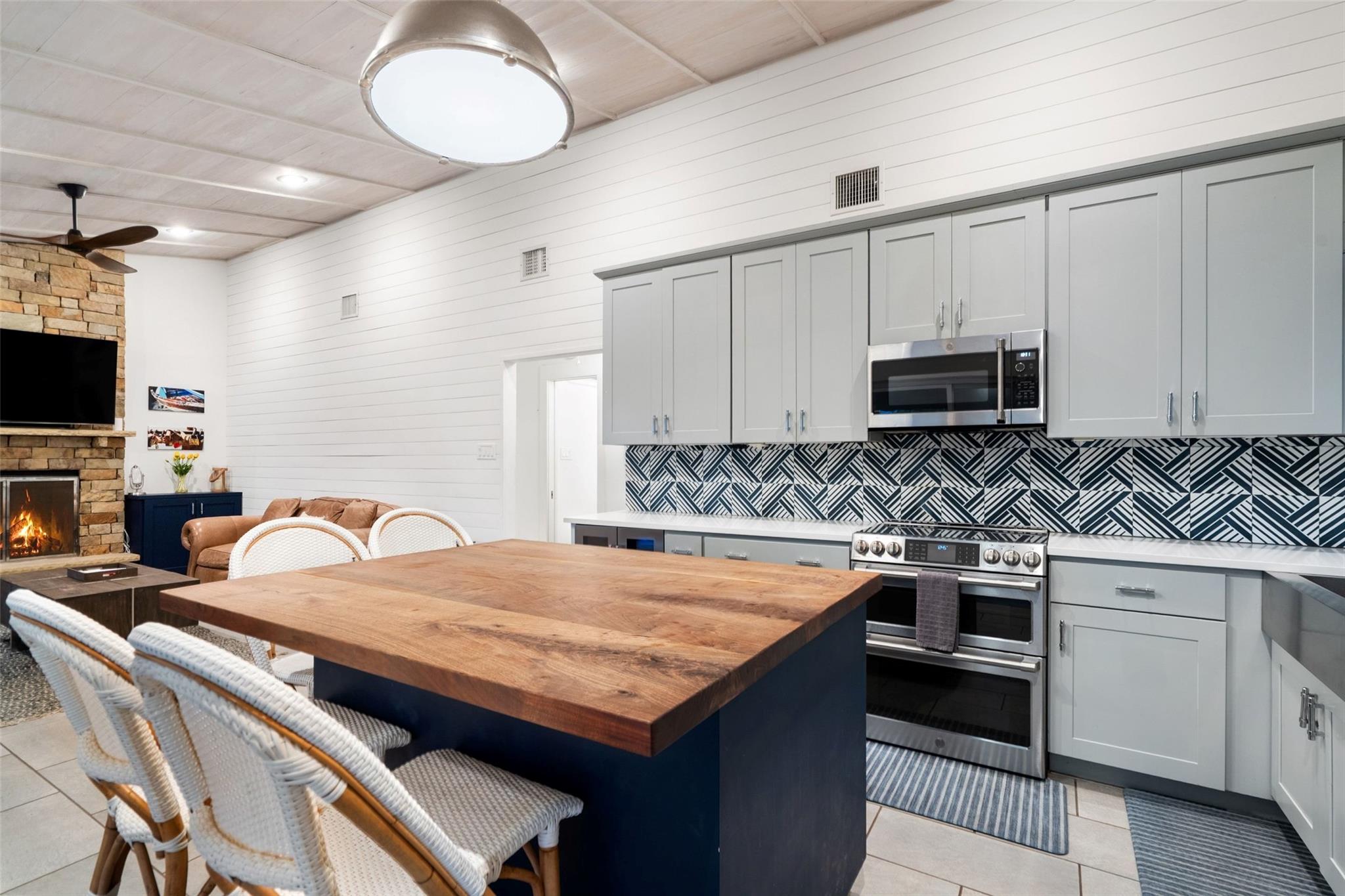 1293 Lake Shore Drive Spicewood TX 78669
