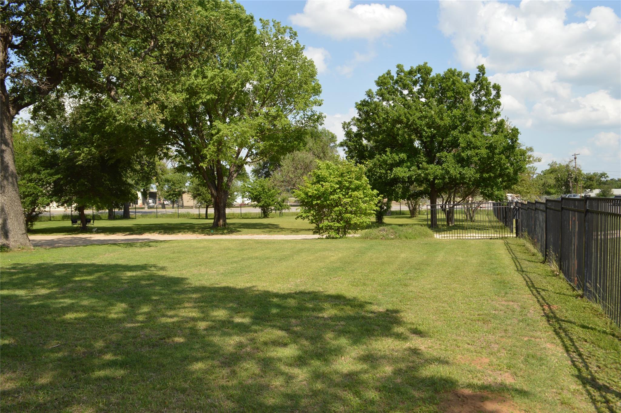3202 N Travis Cameron TX 76520